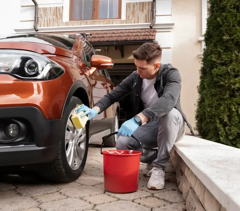 Lavage auto à domicile Val de Drôme : professionnel intervenant sur un véhicule